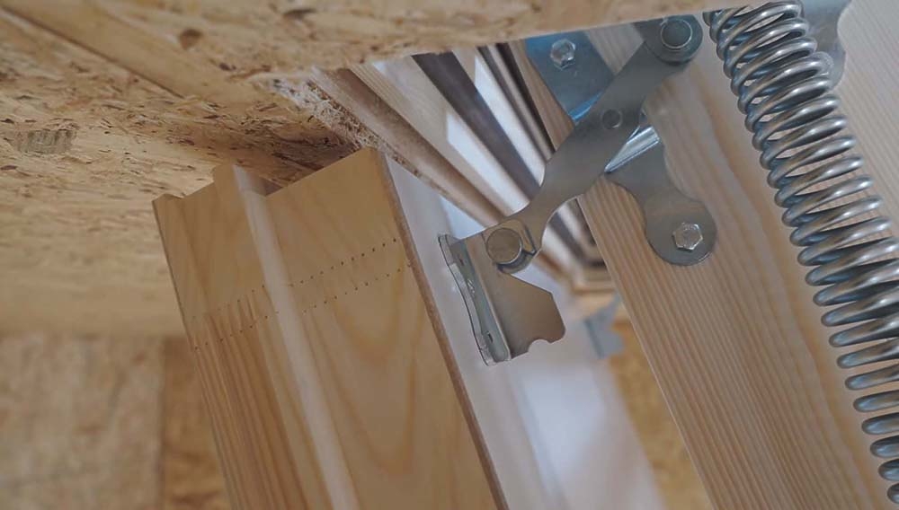 Закрепляем крышку короба Docke