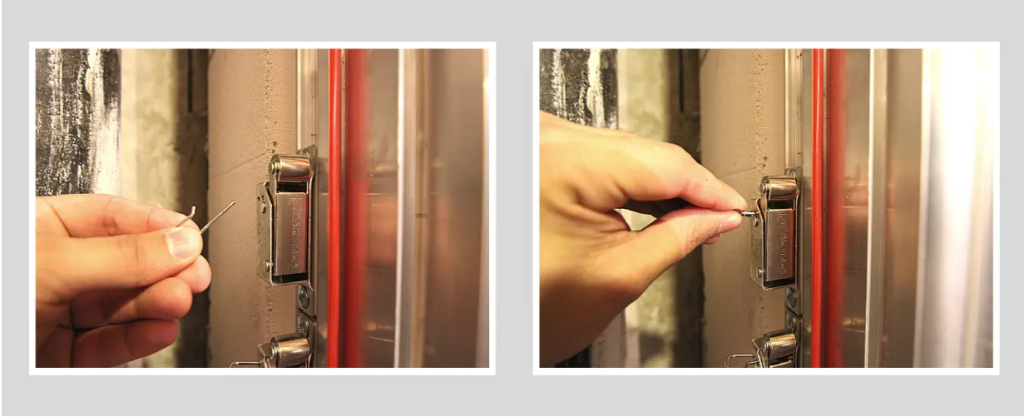 Блокируем нажимной замок фиксирующей скобой от самопроизвольного открытия