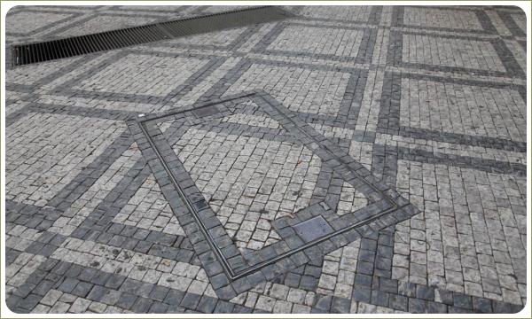 Пешеходная дорожка с люкам