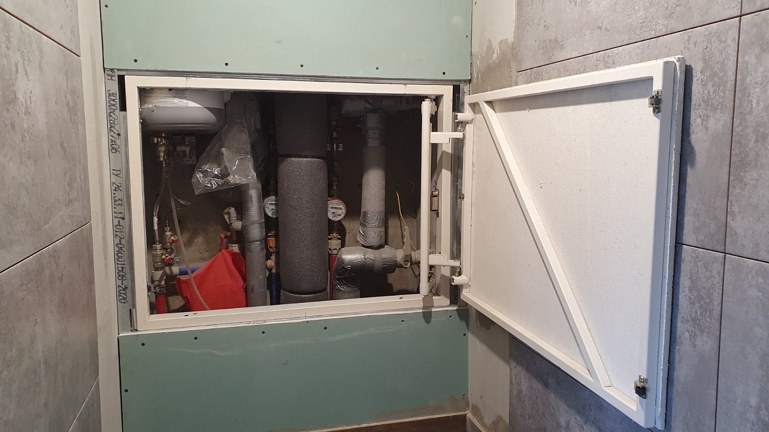 Люк невидимка под плитку нестандартного размера в интерьере