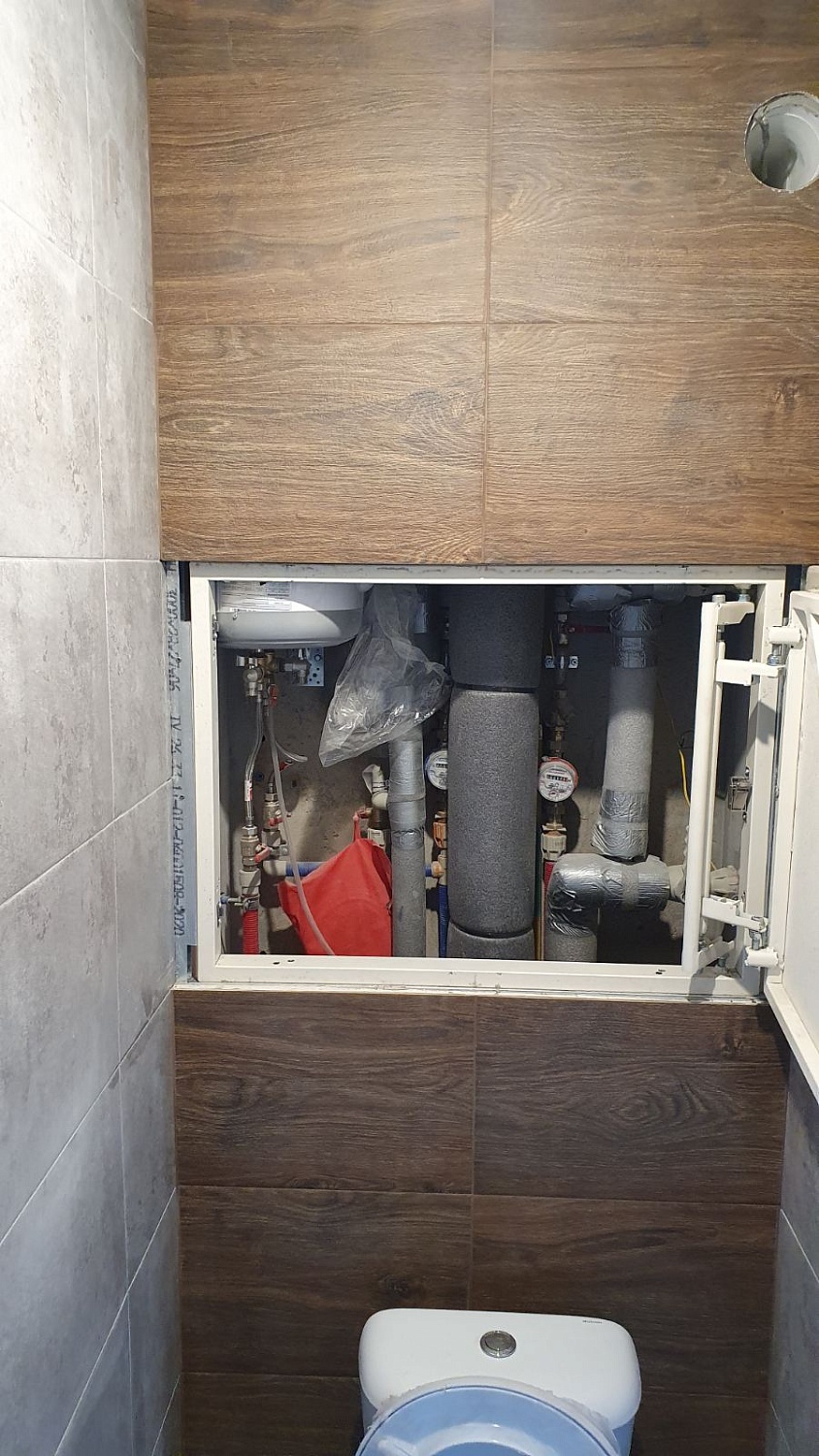 Люк невидимка под плитку нестандартного размера в интерьере