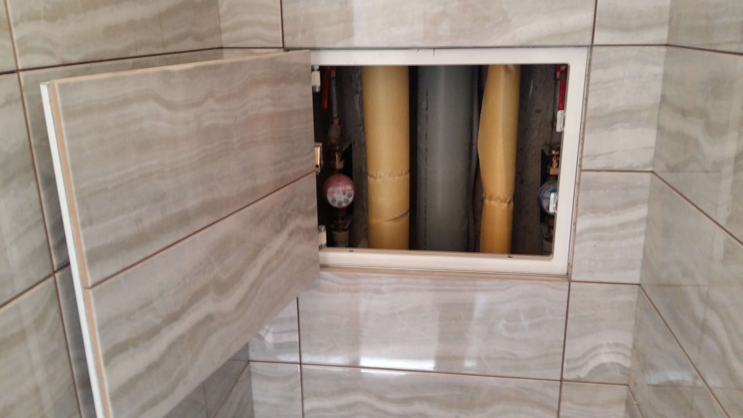 Нажимной люк Alkraft Инженер 60х50 в интерьере