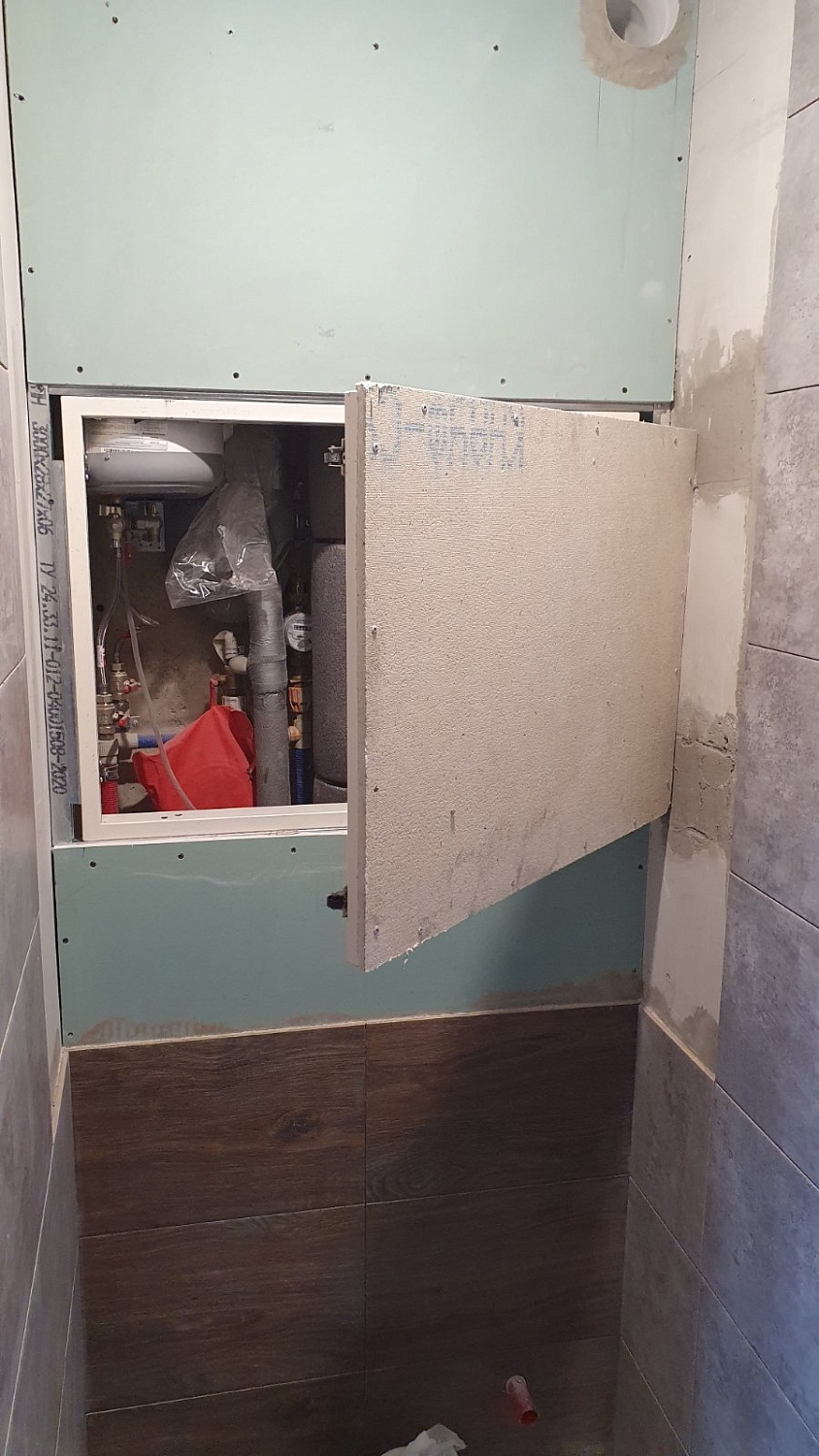 Люк невидимка под плитку нестандартного размера в интерьере