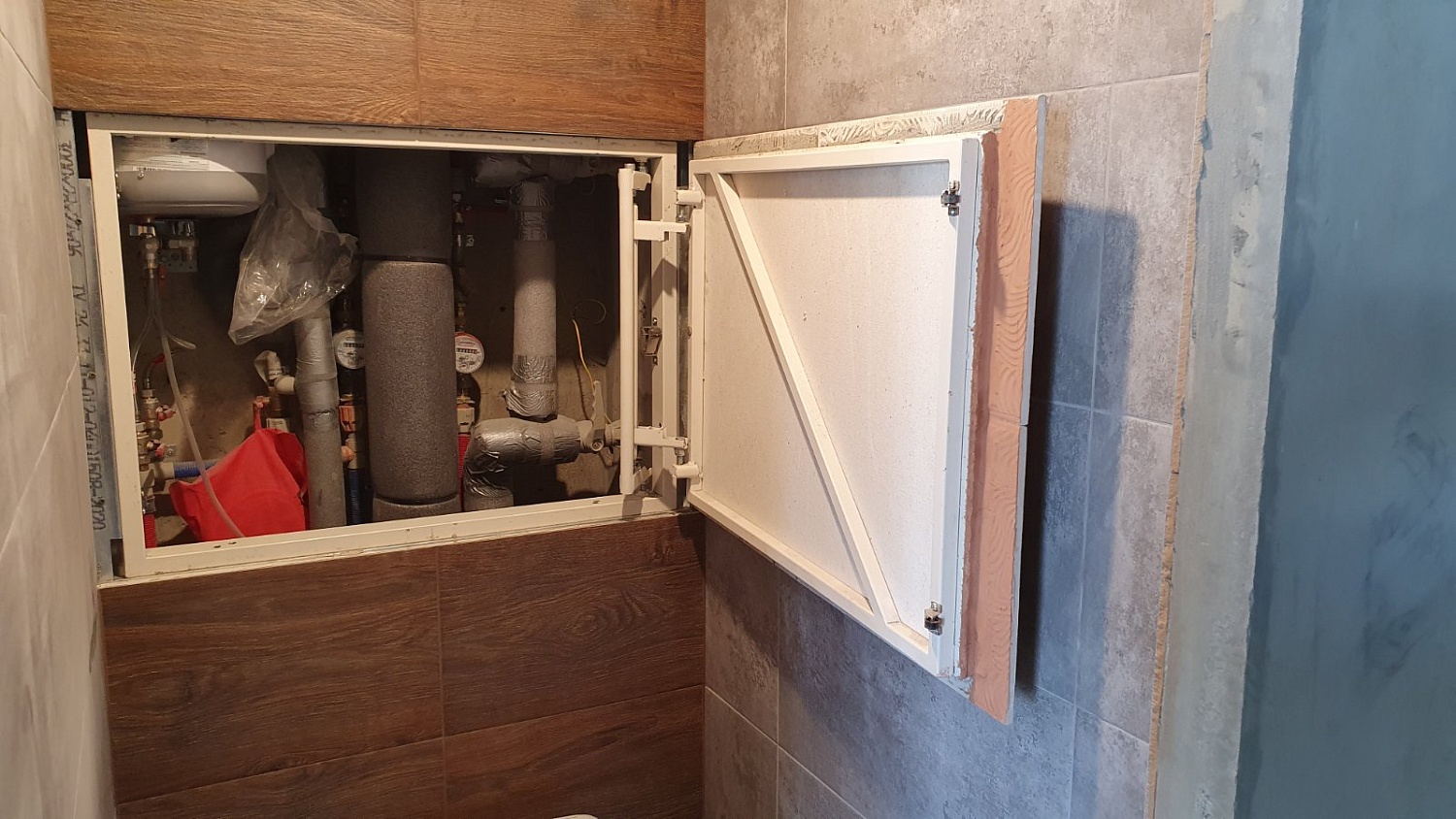 Люк невидимка под плитку нестандартного размера в интерьере