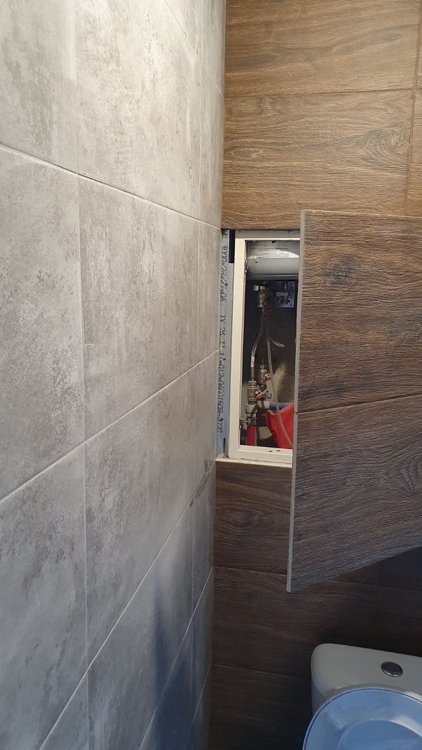 Люк невидимка под плитку нестандартного размера в интерьере