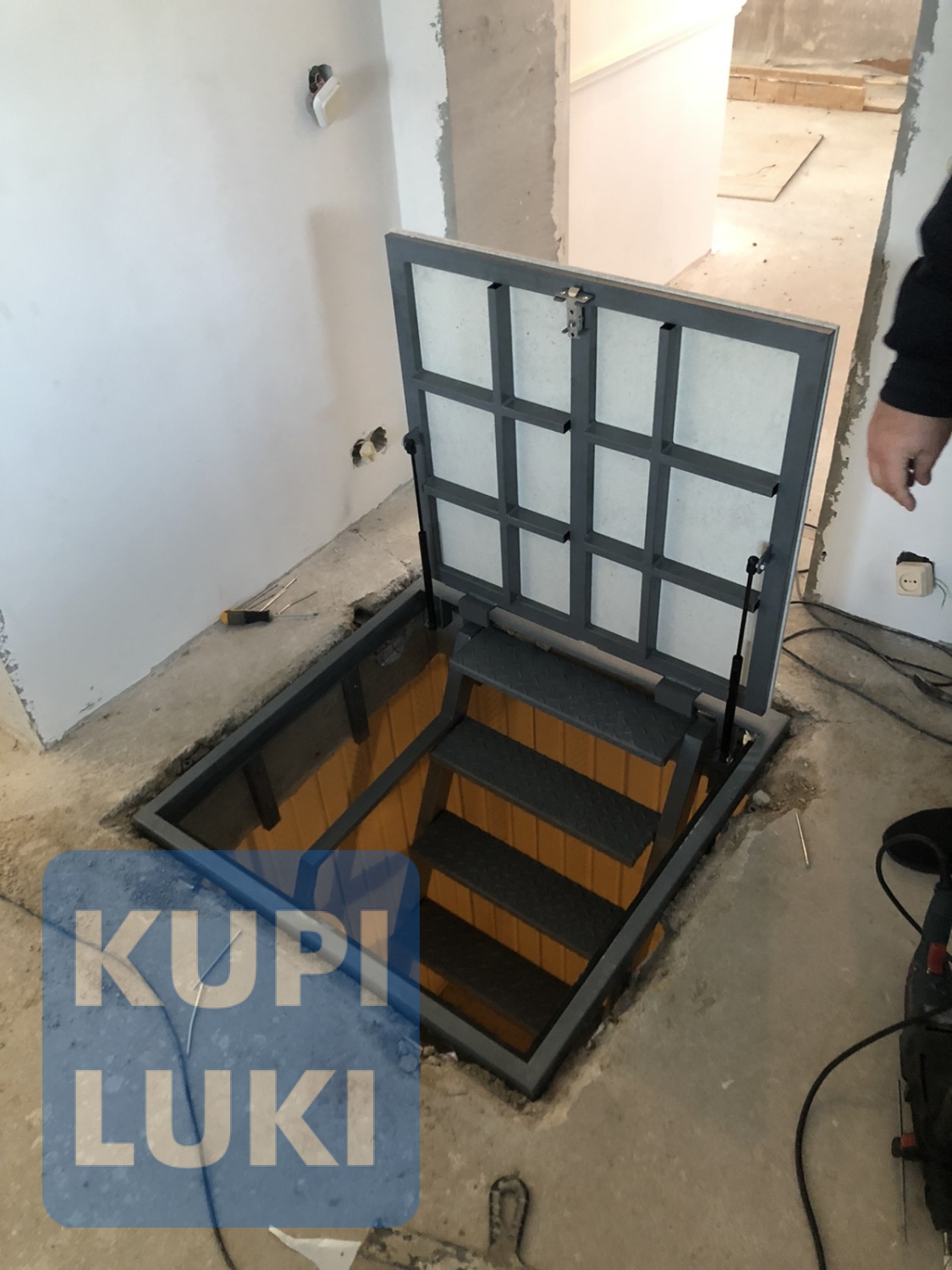 Лестница в погреб металлическая с люком в интерьере