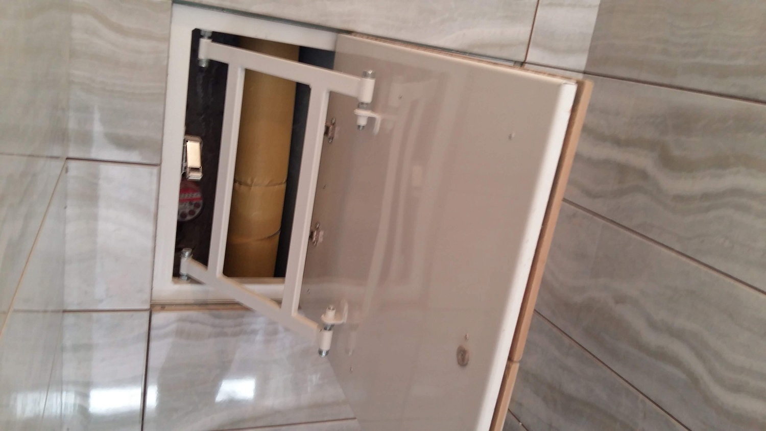 Нажимной люк Alkraft Инженер 60х50 в интерьере