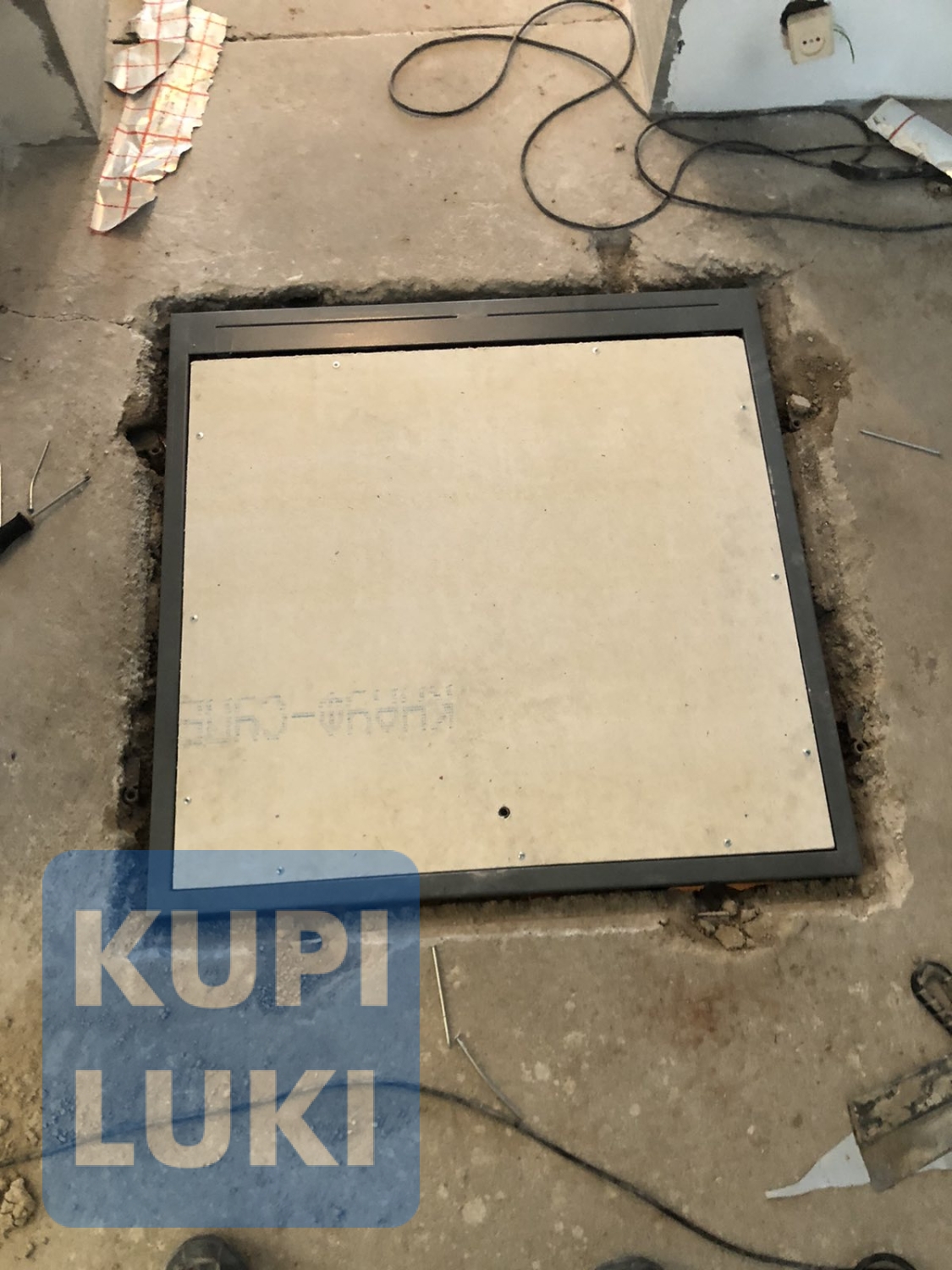 Лестница в погреб металлическая с люком в интерьере