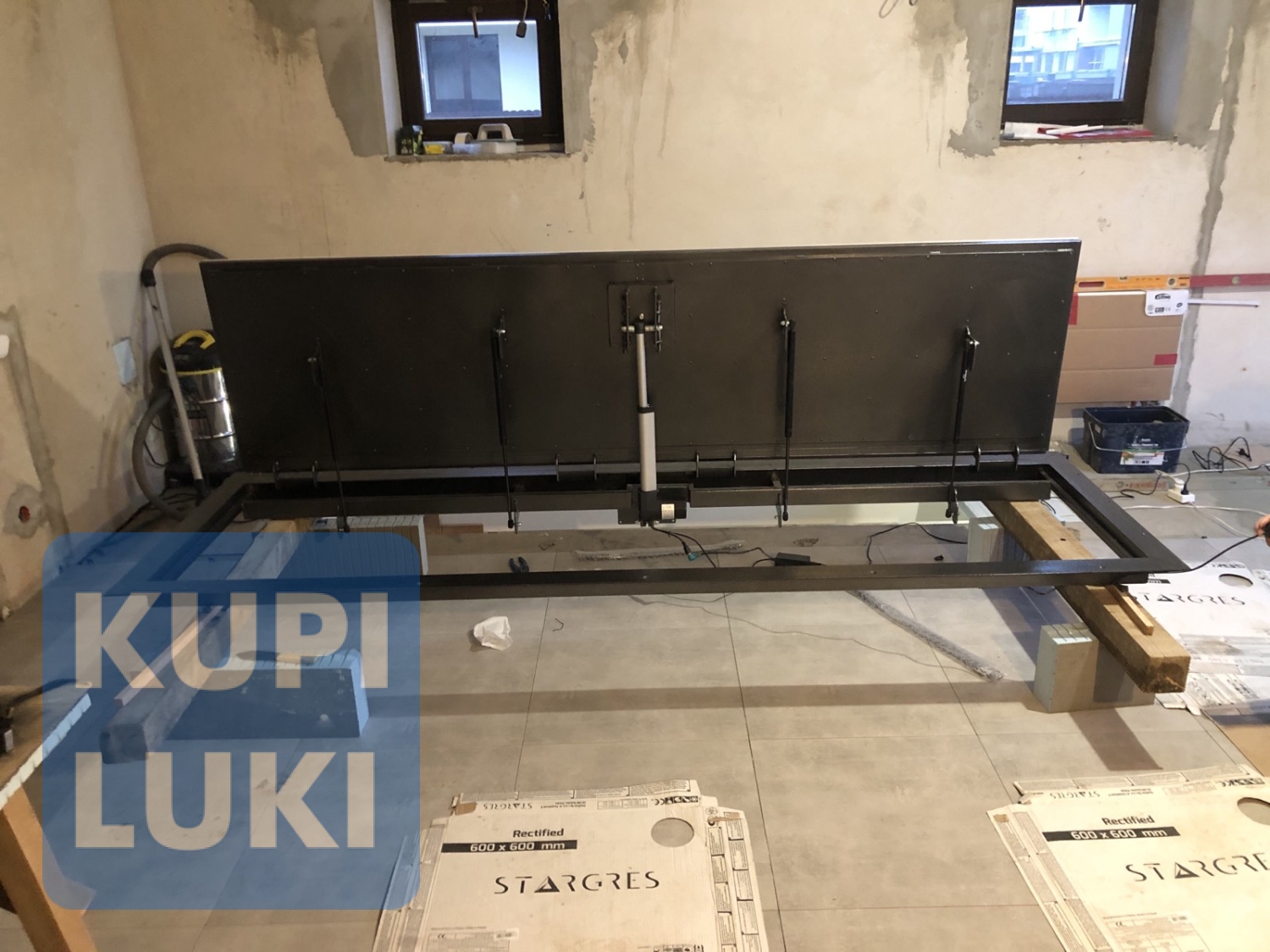 Напольный люк с электроприводом до и после установки