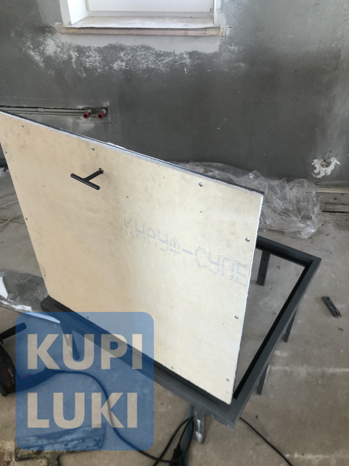 Лестница в погреб металлическая с люком в интерьере