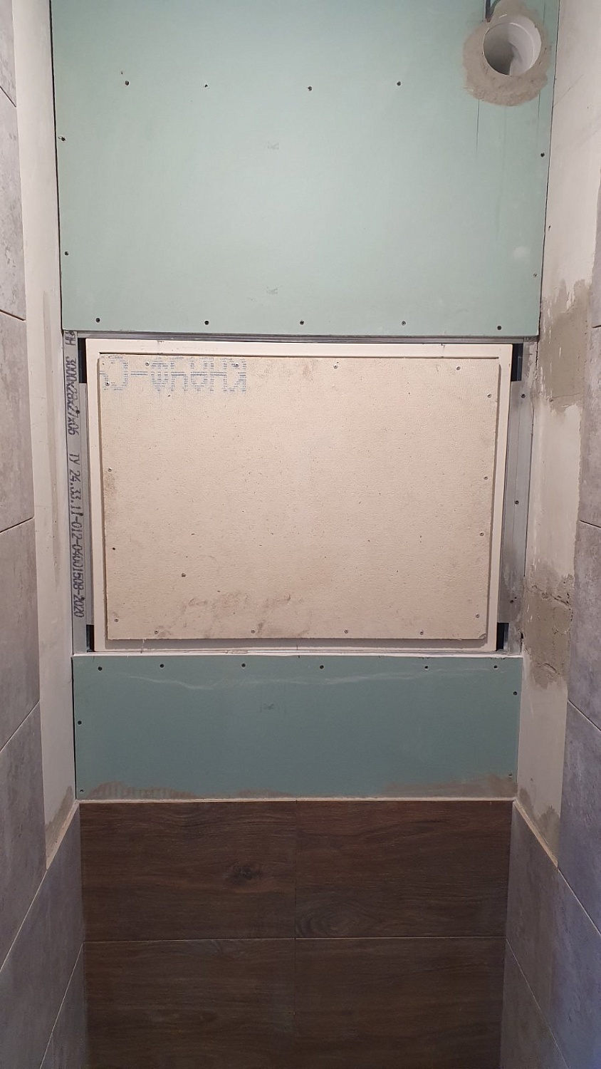 Люк невидимка под плитку нестандартного размера в интерьере