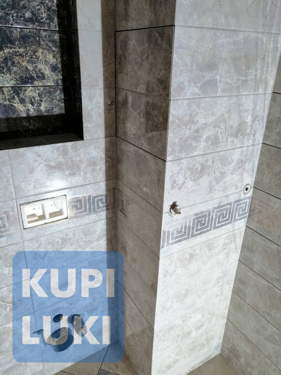 Люк Инженер и Сантехник в интерьере установленные рядом