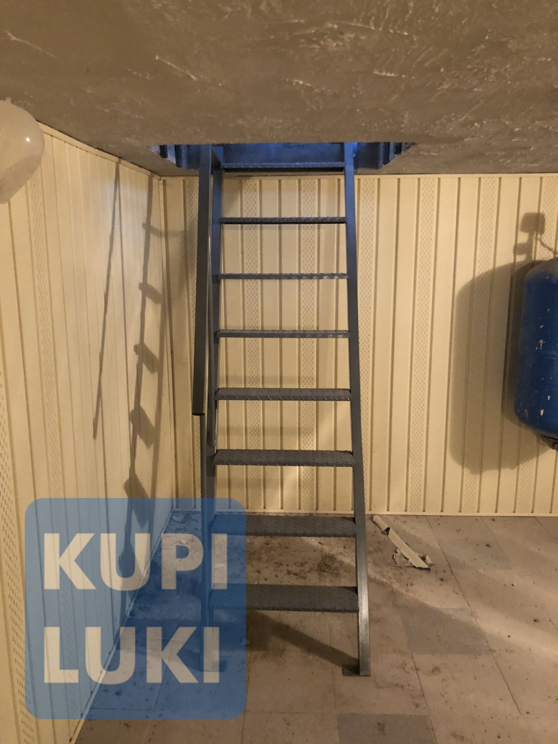 Лестница в погреб металлическая с люком в интерьере