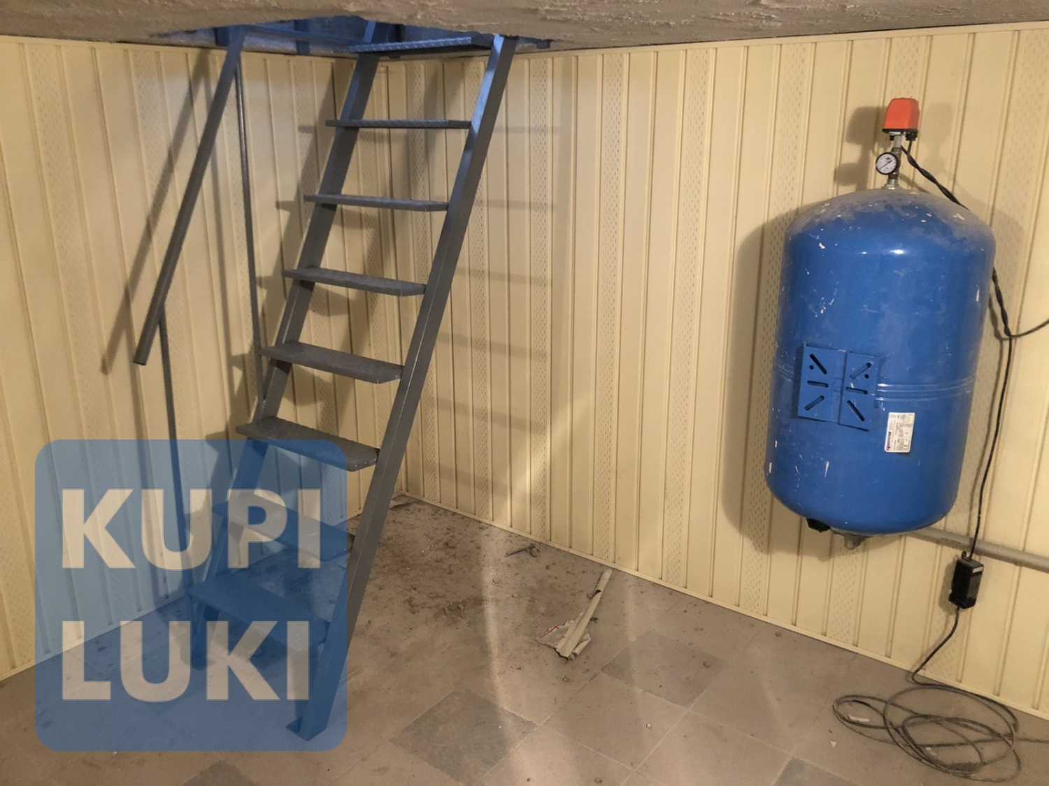 Лестница в погреб металлическая с люком в интерьере