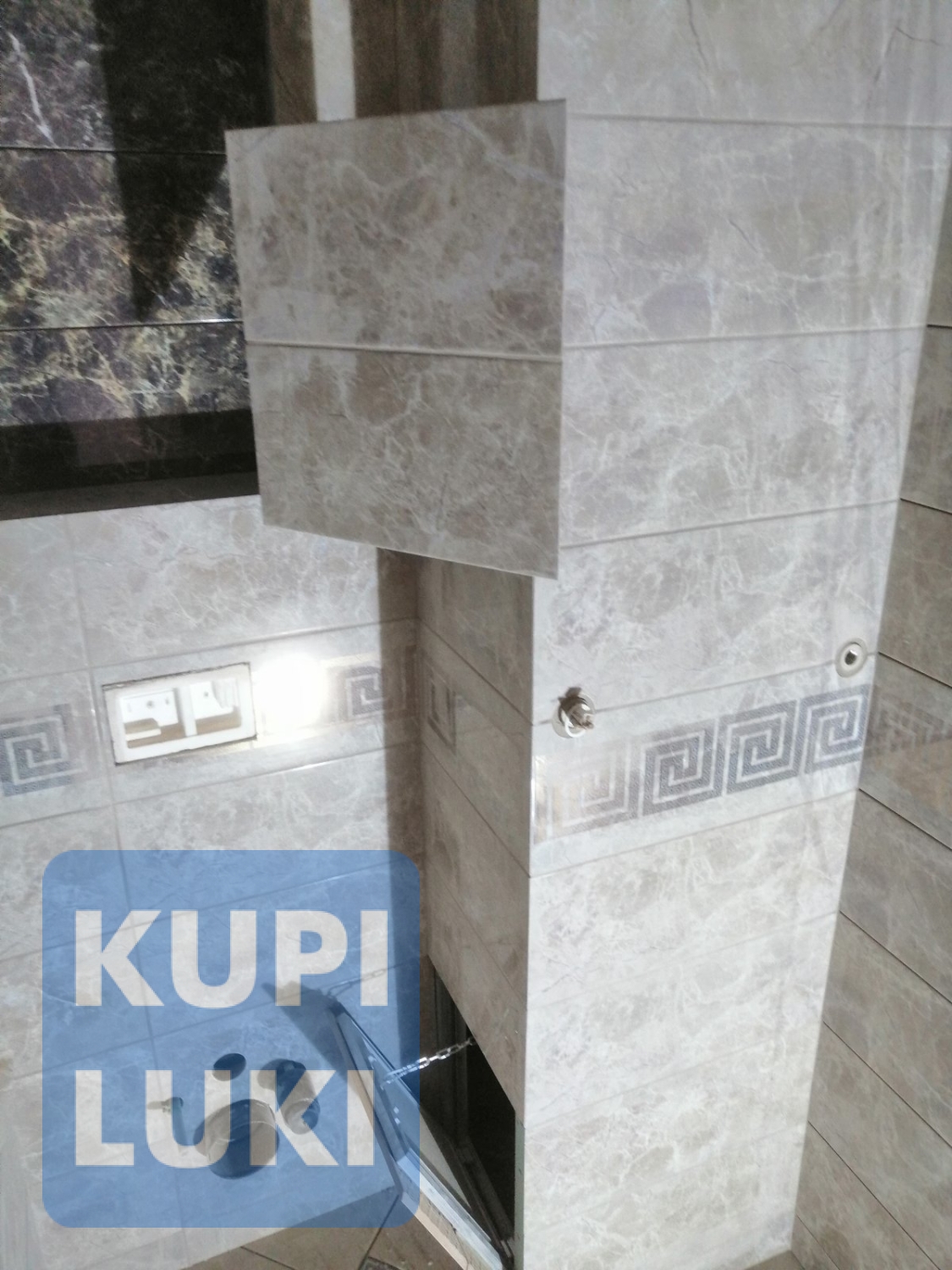 Люк Инженер и Сантехник в интерьере установленные рядом