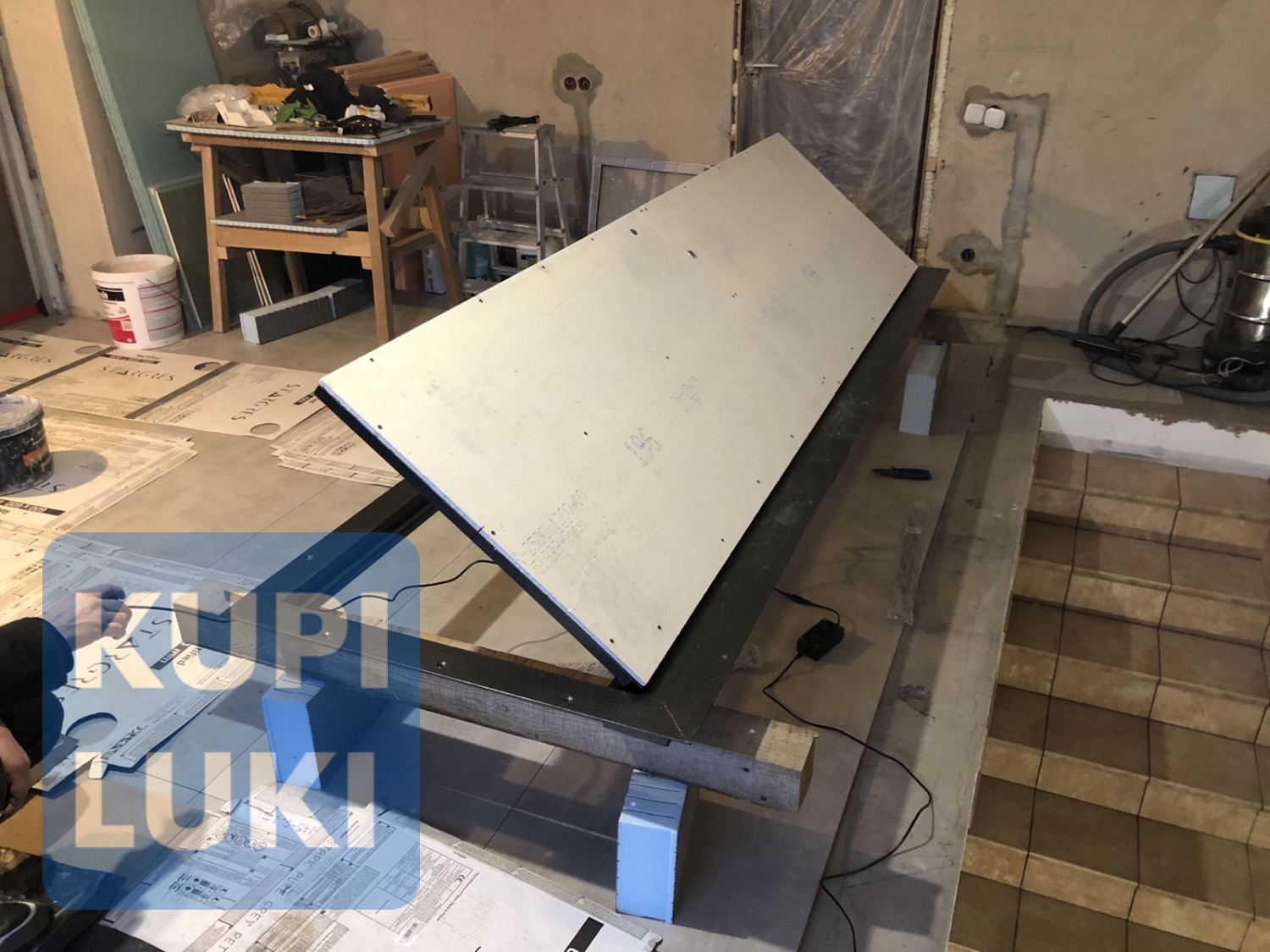 Напольный люк с электроприводом до и после установки