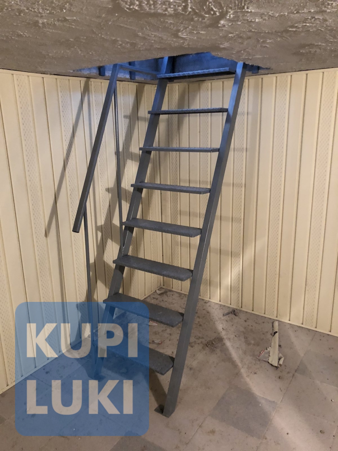 Лестница в погреб металлическая с люком в интерьере