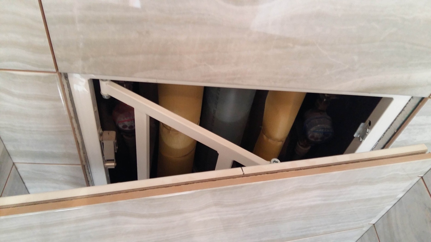 Нажимной люк Alkraft Инженер 60х50 в интерьере